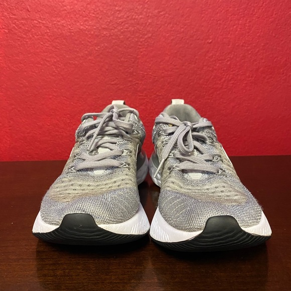 Nike Women React Gray and white Running Shoes size 6 - Picture 2 of 8